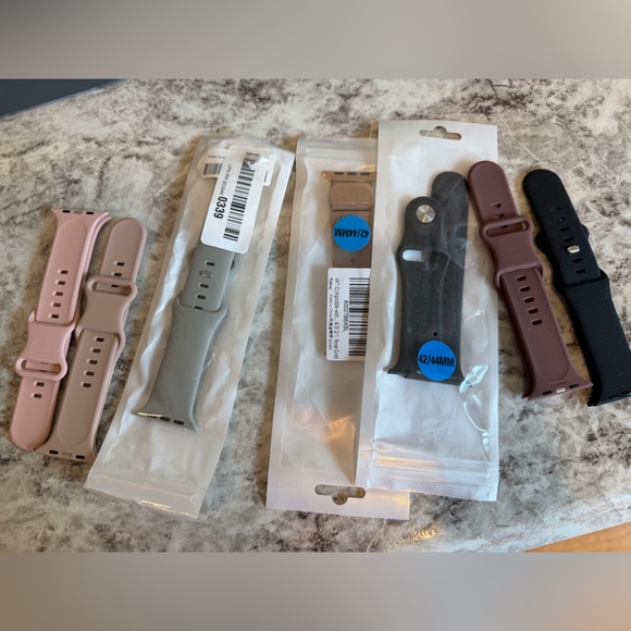 Apple Watch 5 44mm with silver frame and silicone band - Picture 5 of 5